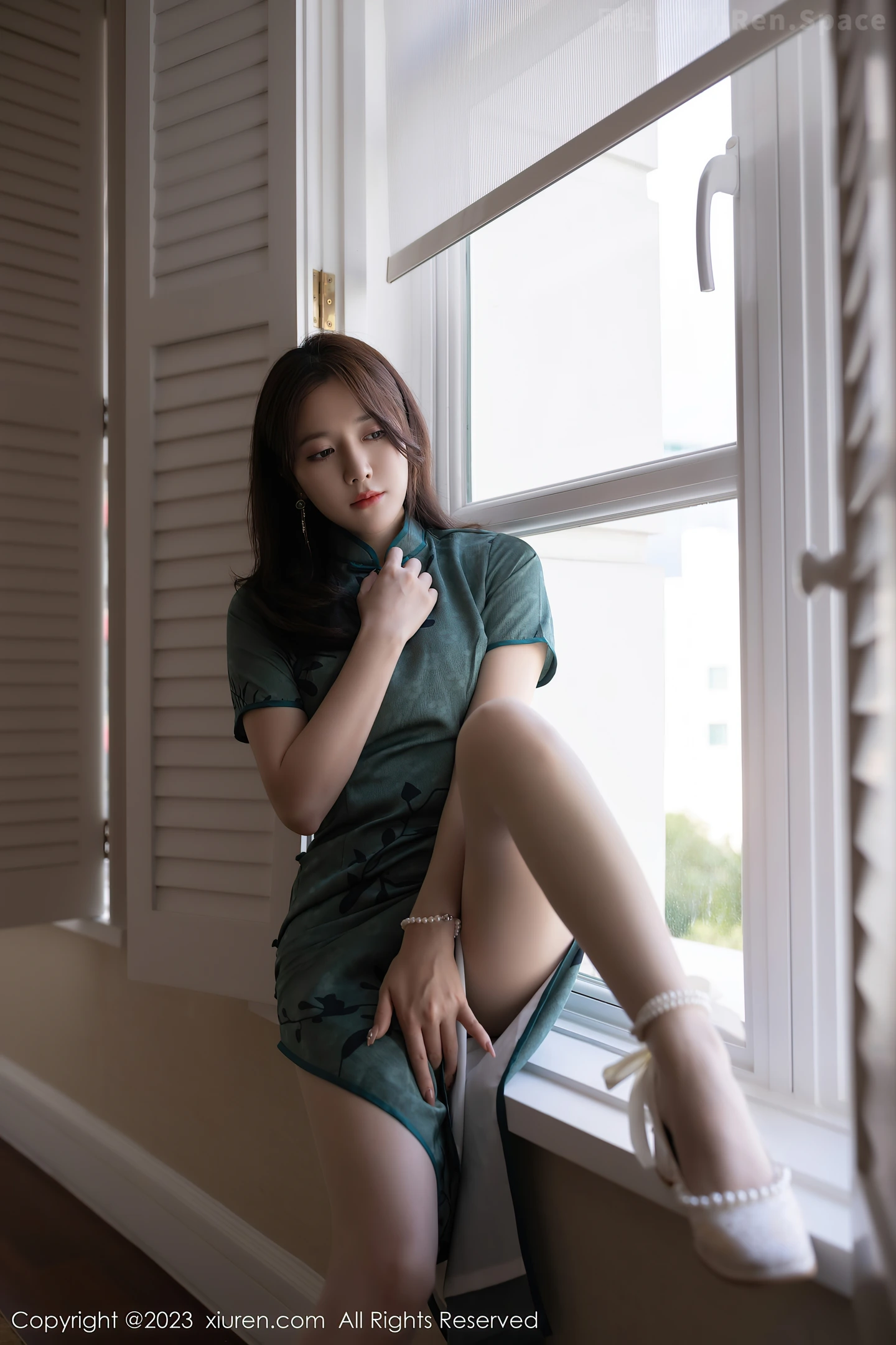 图片[5]-[XiuRen秀人网]2023.06.09 VOL.6893 鱼子酱Fish 青色旗袍加粉色蕾丝内衣性感私房写真集-秀人网官方网站